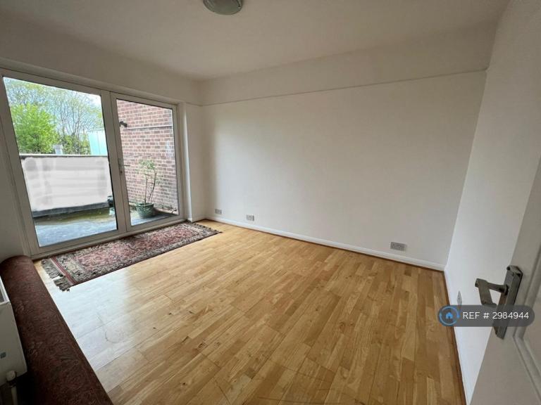 Flat Ewell Road in Greater London