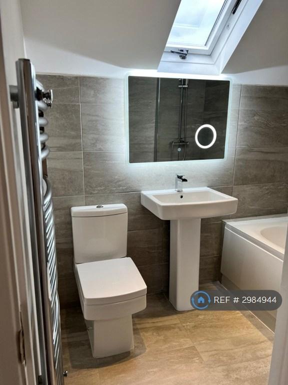 Flat Ewell Road in Greater London