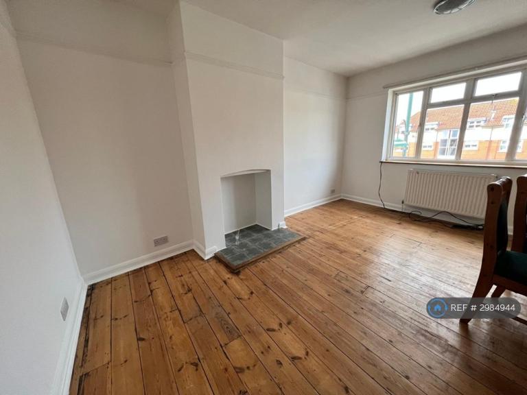 Flat Ewell Road in Greater London