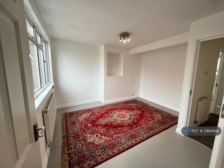 Flat Ewell Road in Greater London