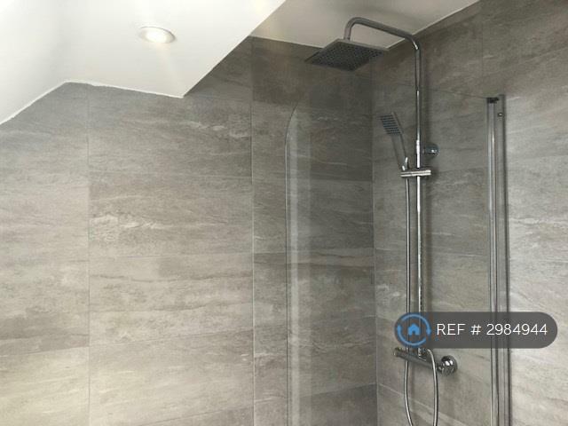 Flat Ewell Road in Greater London