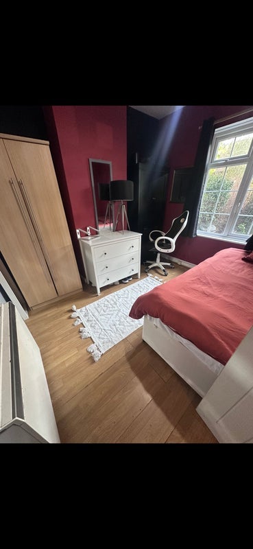 Room Henchman Street in Greater London
