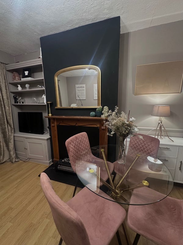 Room Henchman Street in Greater London