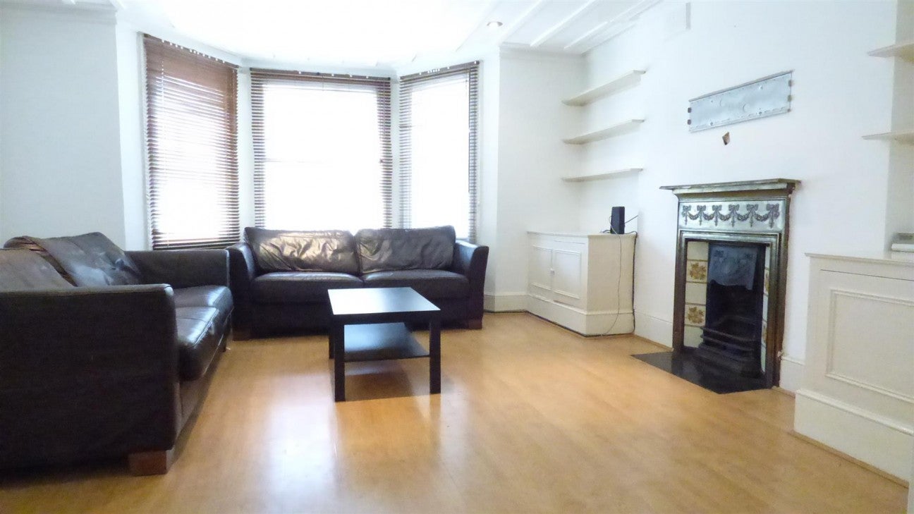 Flat North Side Wandsworth Common in Greater London