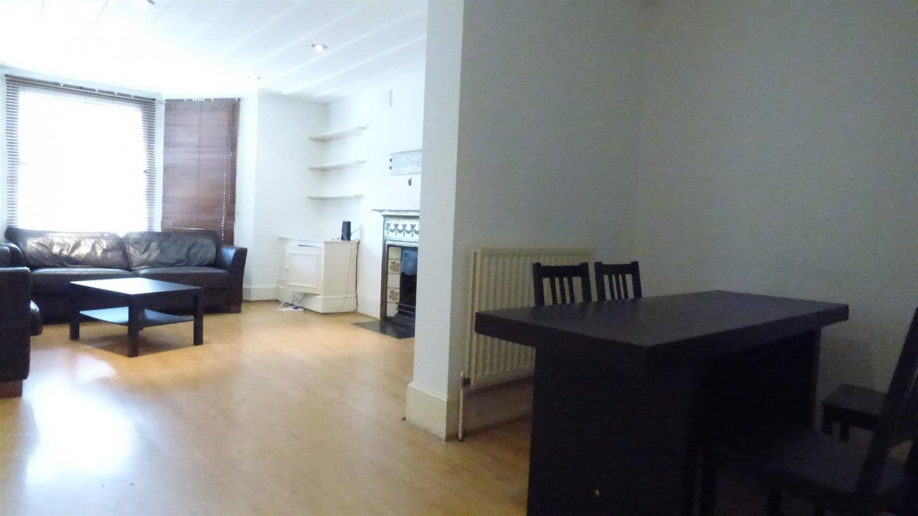 Flat North Side Wandsworth Common in Greater London