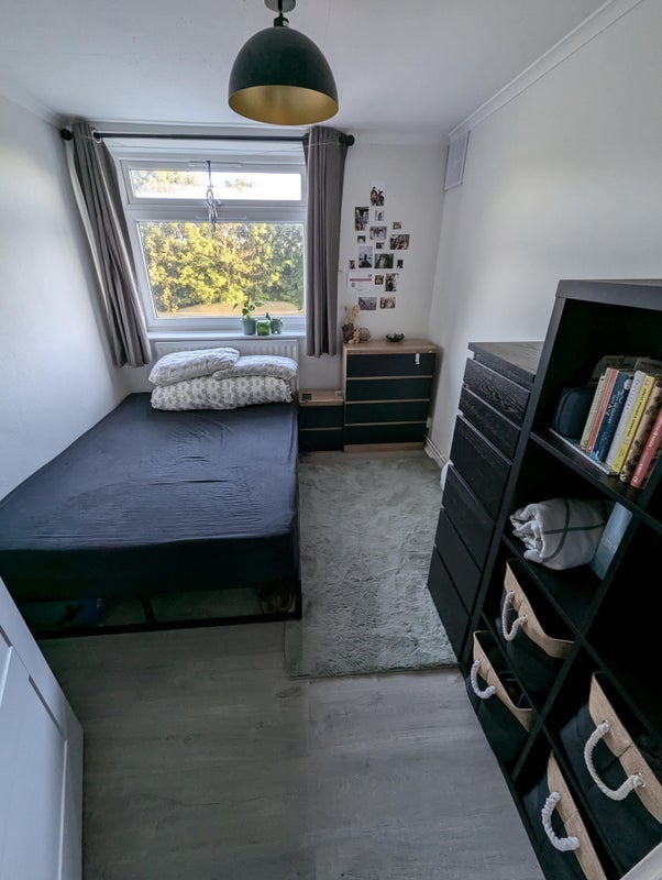Room Oakhill Road in Greater London