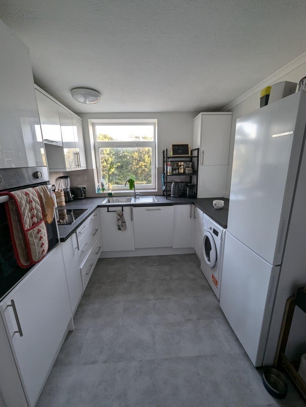 Room Oakhill Road in Greater London