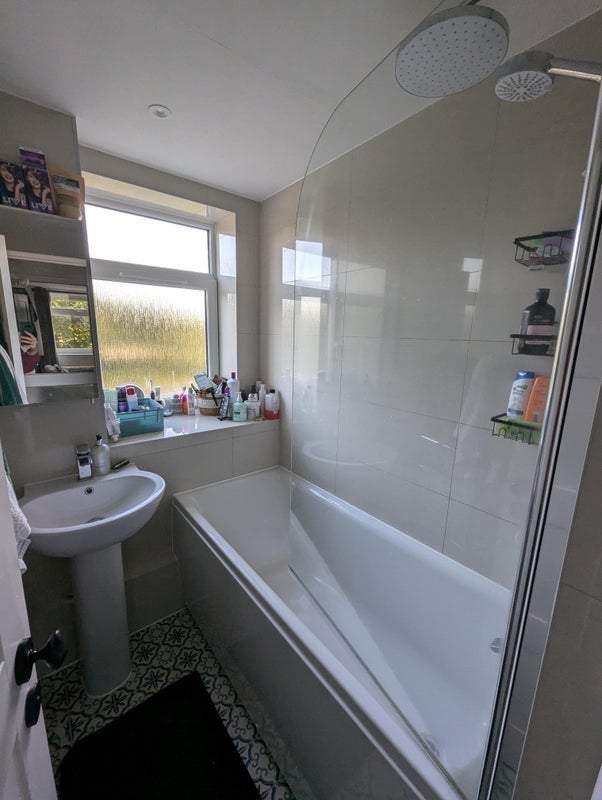 Room Oakhill Road in Greater London