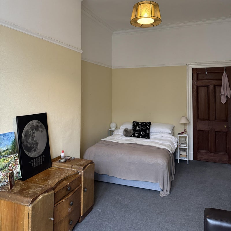 Room Hyndland Road in Glasgow