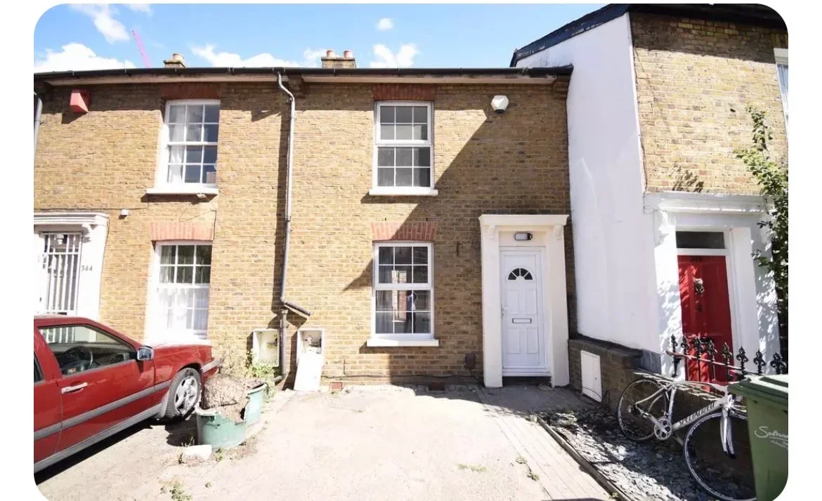 House Commercial Way in Greater London