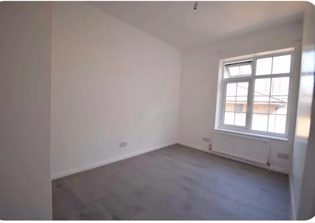 House Commercial Way in Greater London