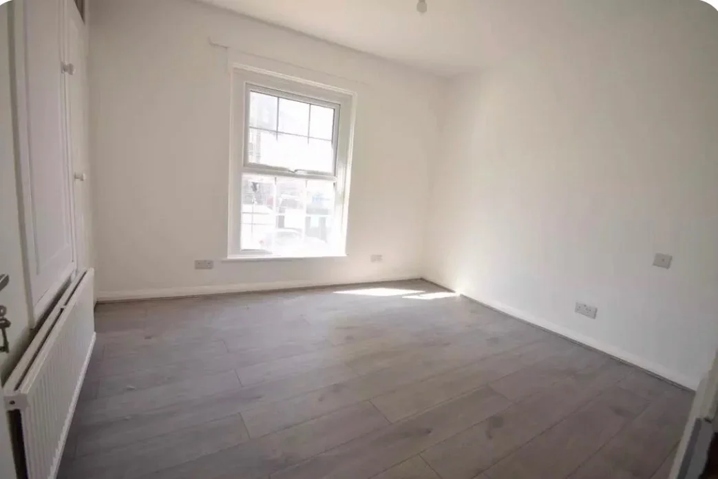 House Commercial Way in Greater London