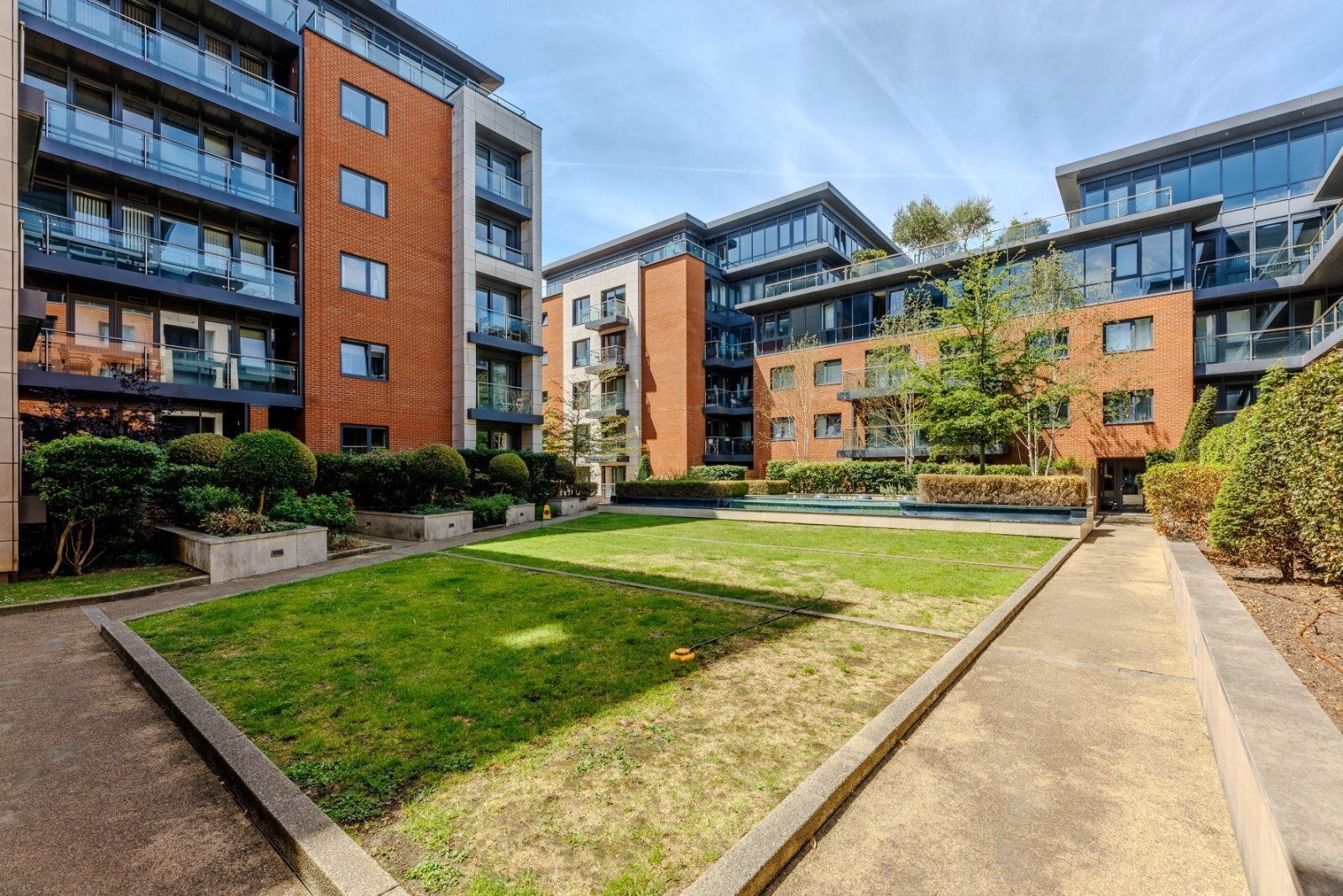 Flat Chartfield Avenue in Greater London