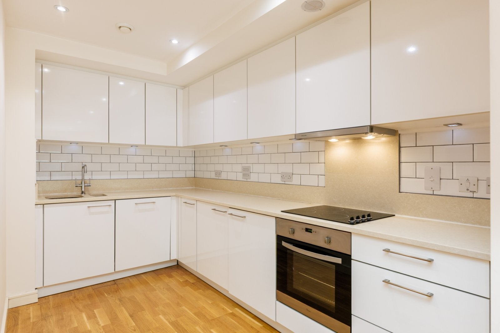 Flat Chartfield Avenue in Greater London