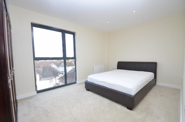 Flat Imperial Drive in Greater London