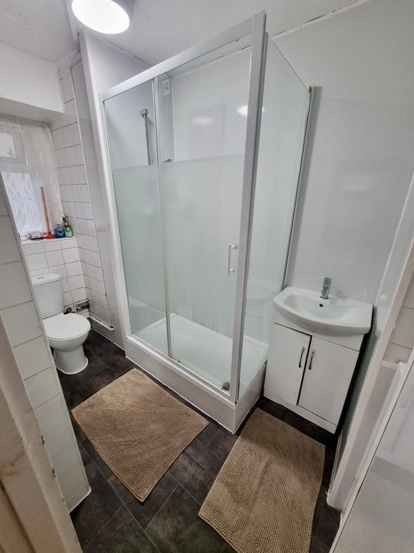 Room Lever Street in Greater London