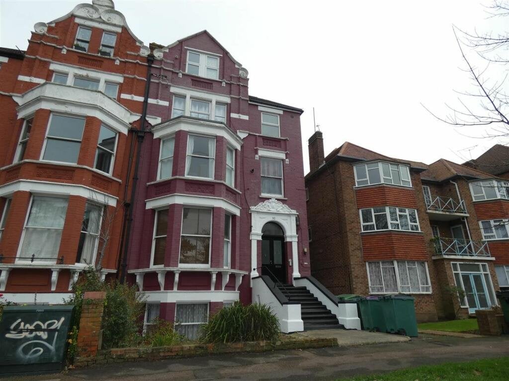 Flat Earls Avenue in Folkestone and Hythe District