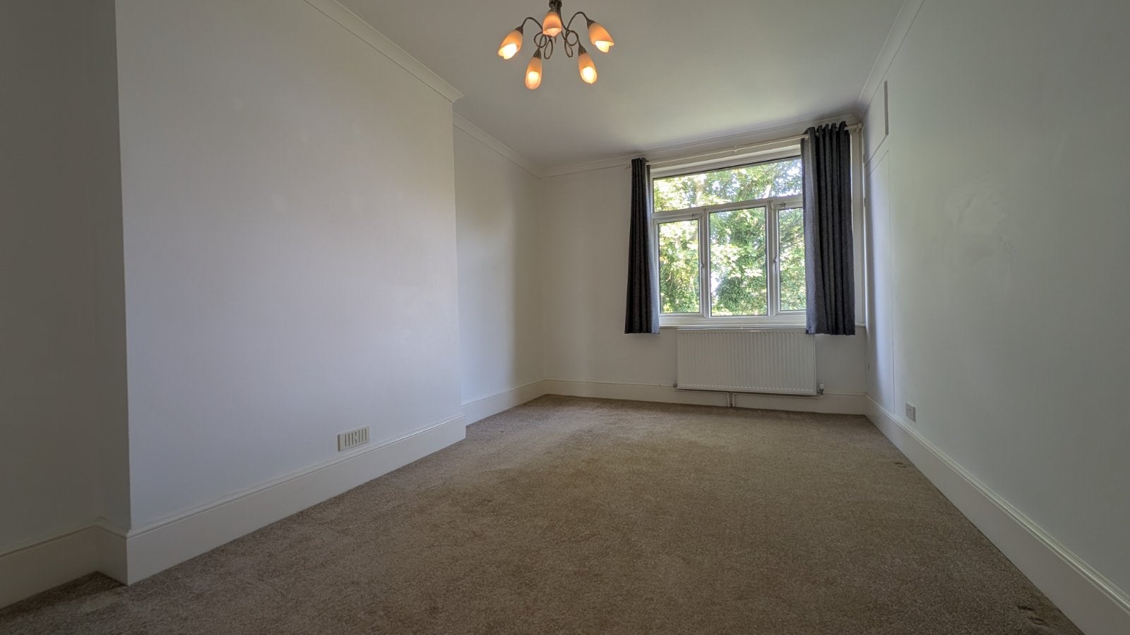 Flat Earls Avenue in Folkestone and Hythe District