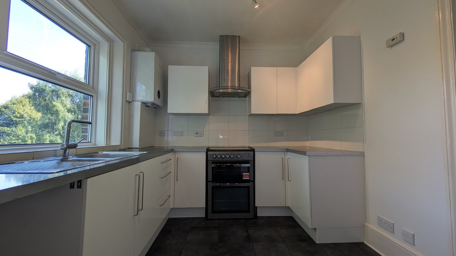 Flat Earls Avenue in Folkestone and Hythe District