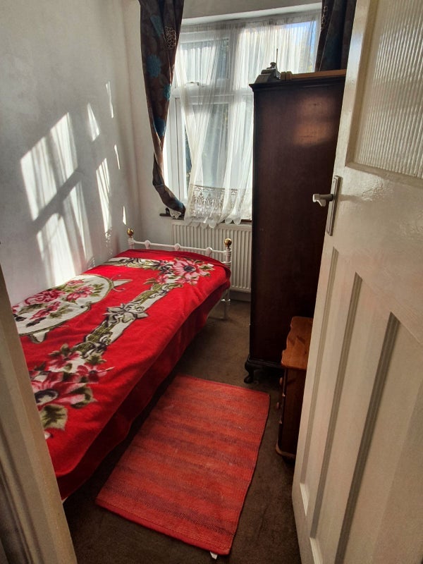 Room Wilbury Way in Greater London