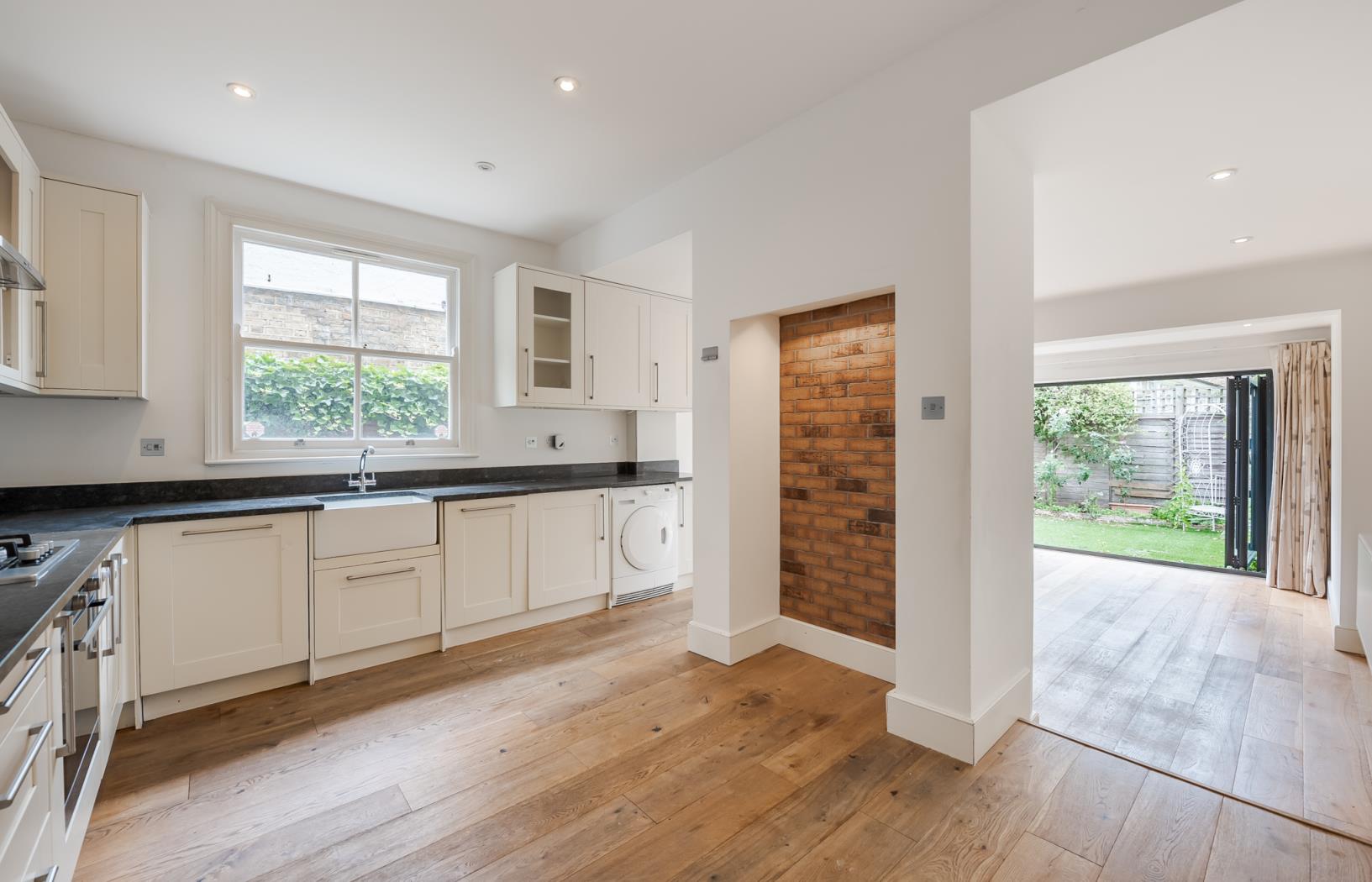 Flat Clapham Common North Side in Greater London