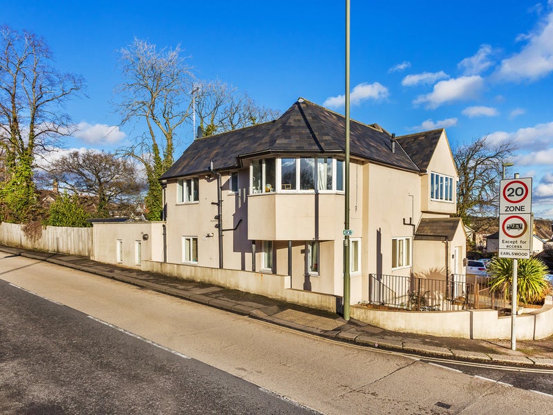 Flat Woodlands Road in Reigate and Banstead