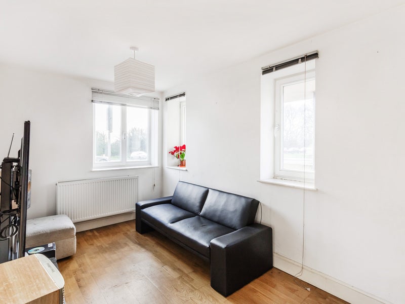 Flat Woodlands Road in Reigate and Banstead