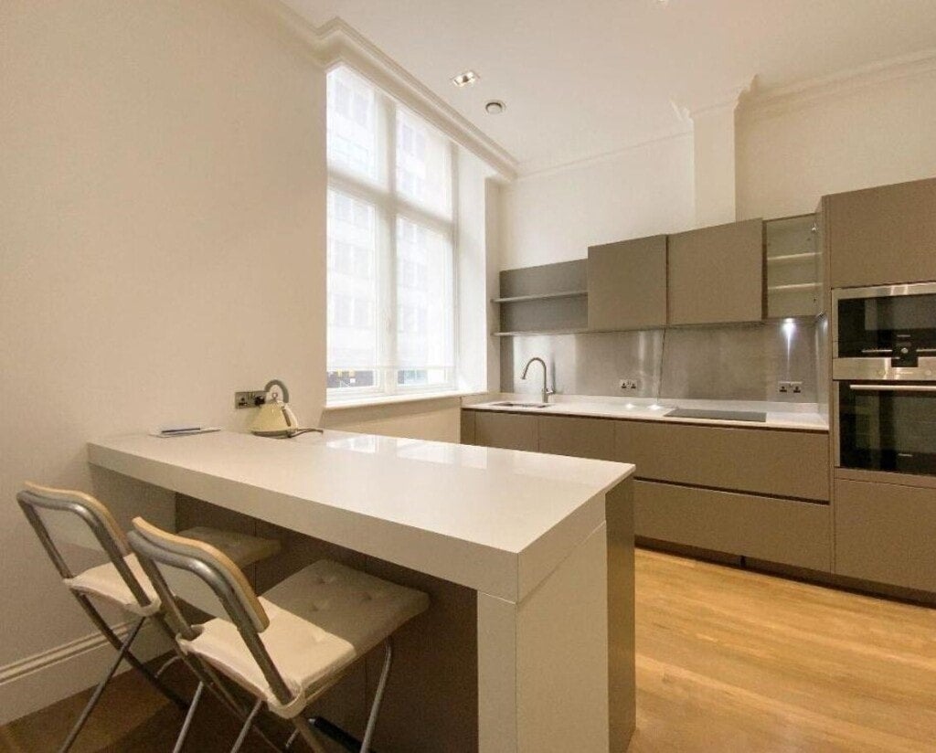 Flat Bridle Mews in Greater London