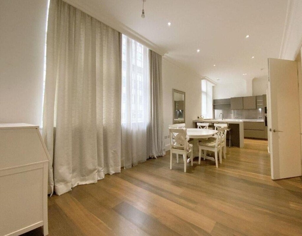 Flat Bridle Mews in Greater London