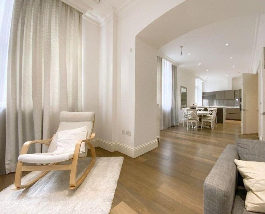 Flat Bridle Mews in Greater London