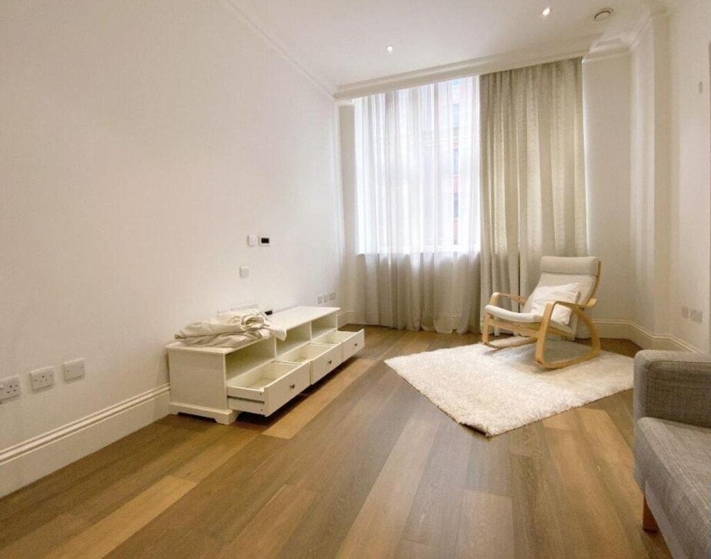 Flat Bridle Mews in Greater London