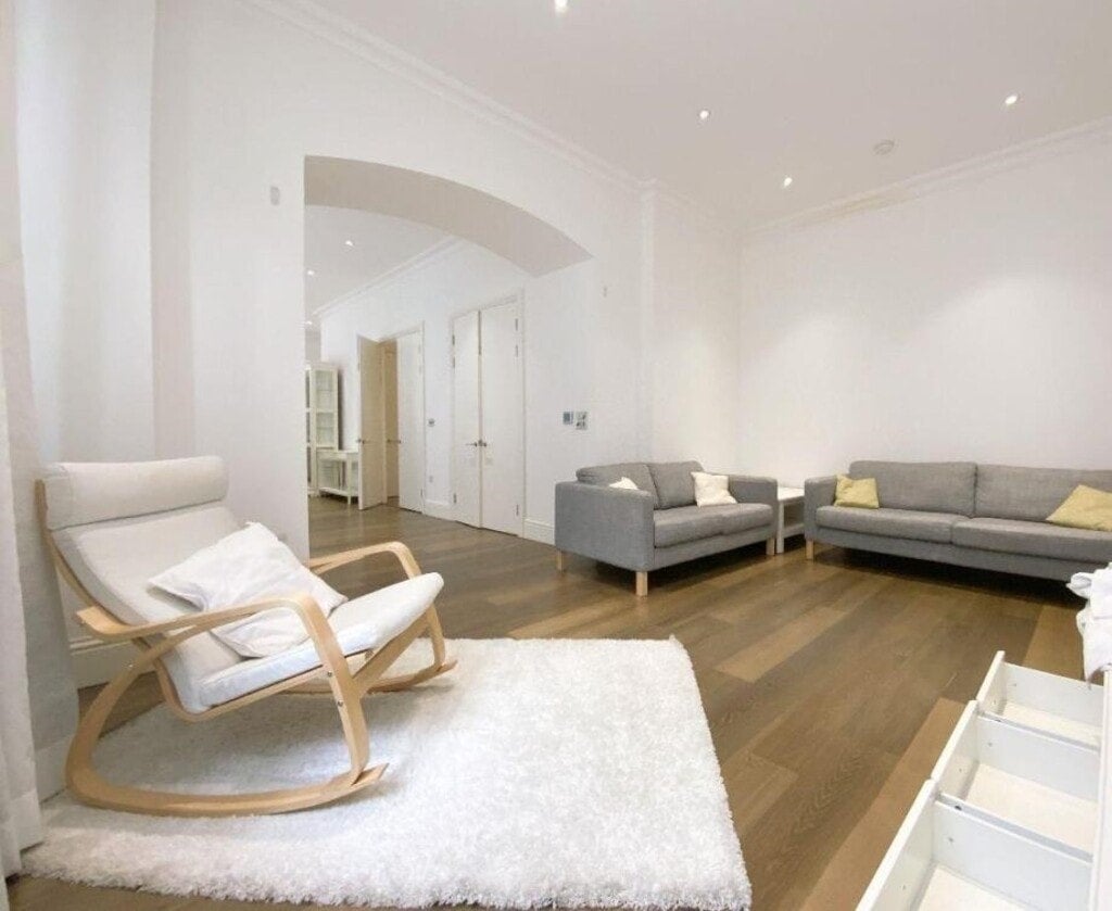 Flat Bridle Mews in Greater London