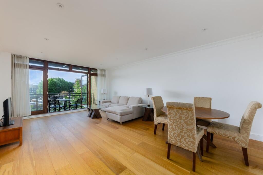 Flat Star Place in Greater London