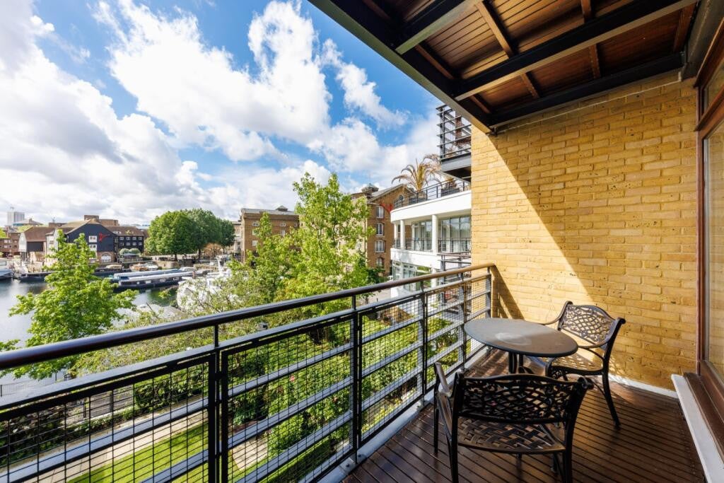 Flat Star Place in Greater London