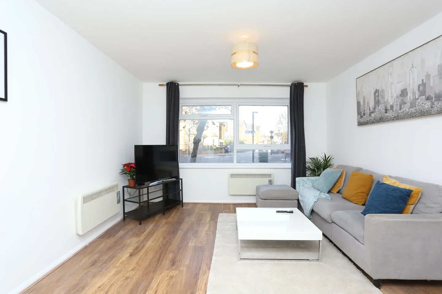 Flat Holmesdale Road in Greater London