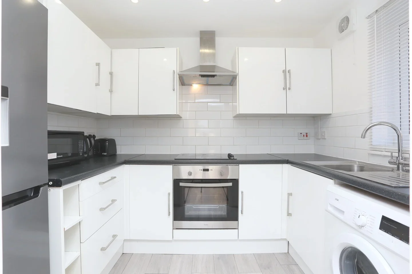 Flat Holmesdale Road in Greater London