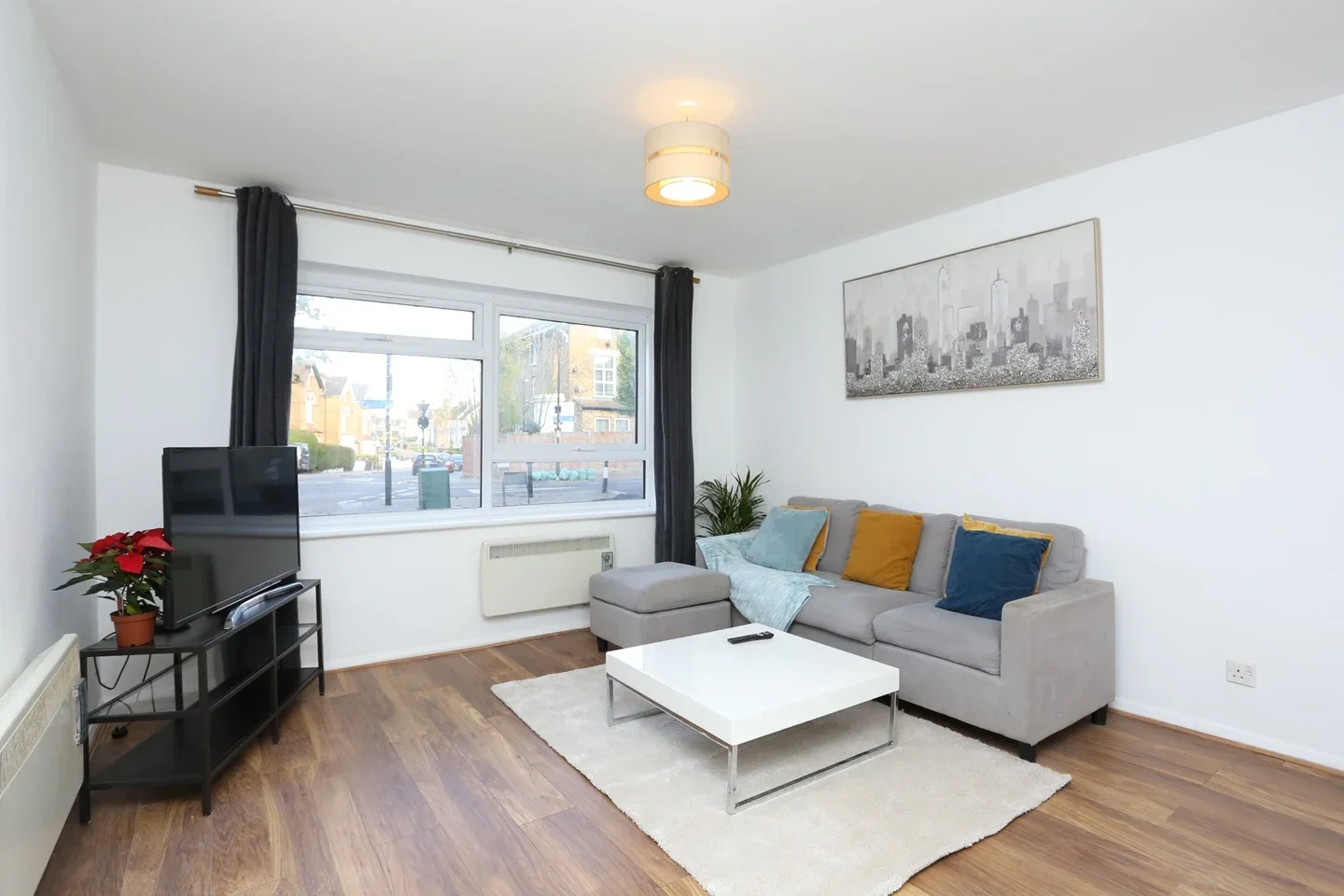 Flat Holmesdale Road in Greater London
