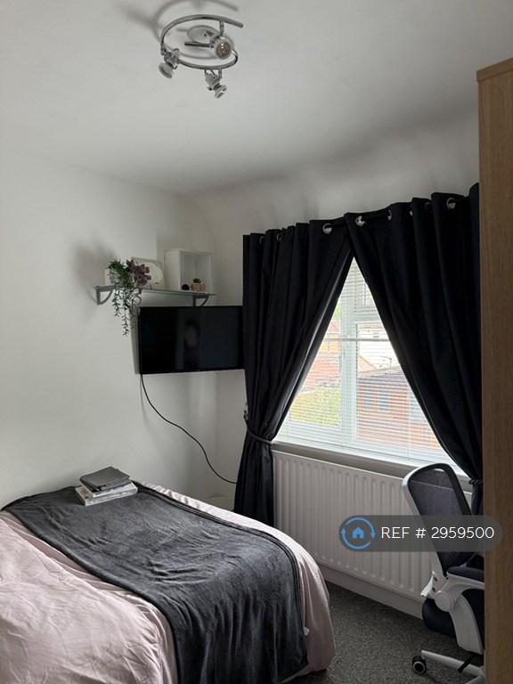 Room Mitchell Avenue in Coventry