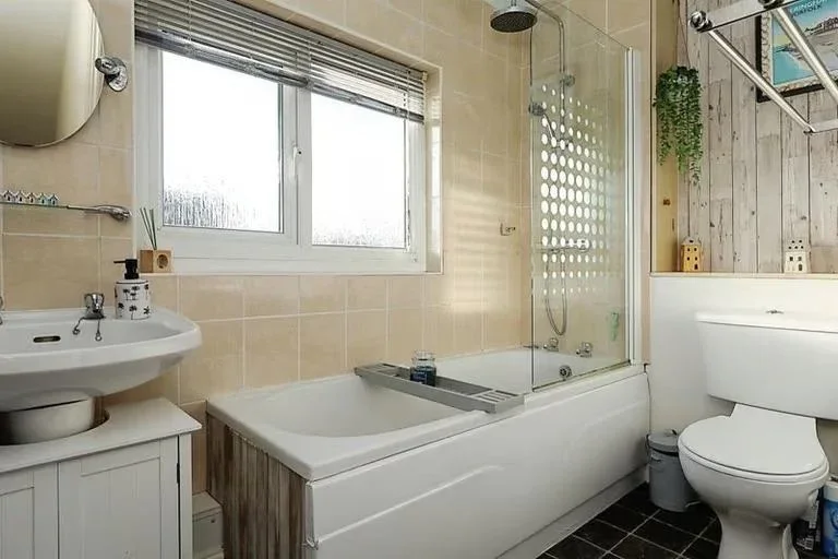 Room Holbeck Row in Greater London