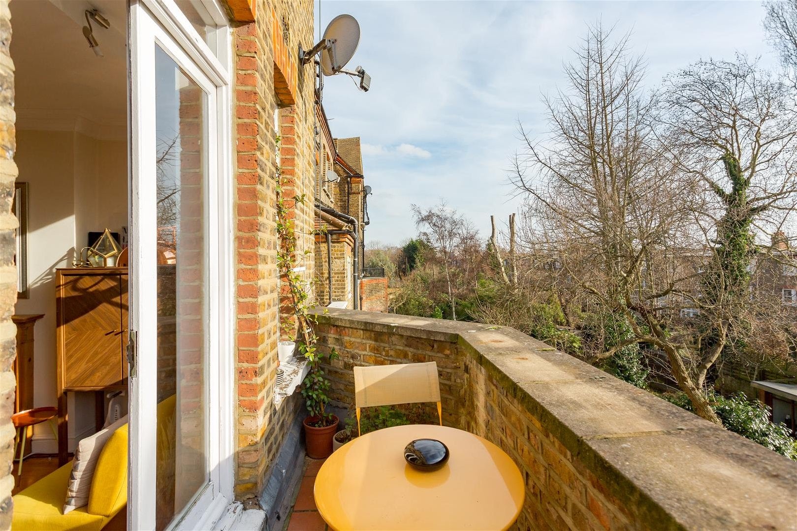 Flat Greencroft Gardens in Greater London