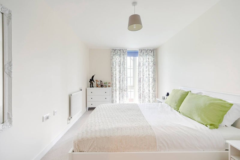 Flat Robsart Street in Greater London