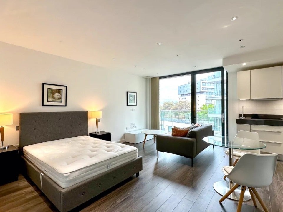 Flat Canter Way in Greater London