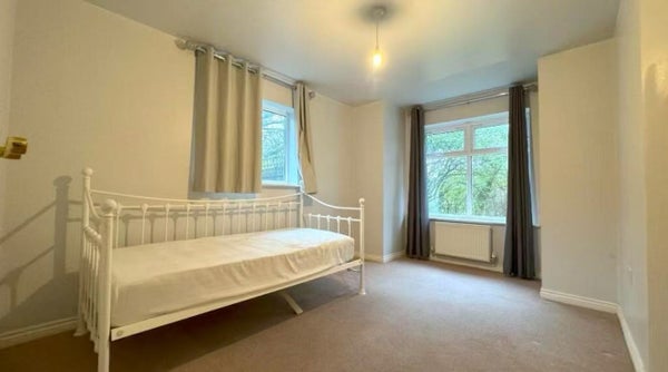 Flat Queensmere Drive in Salford