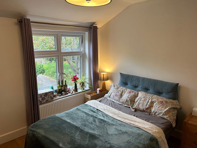 Room Erskine Crescent in Greater London