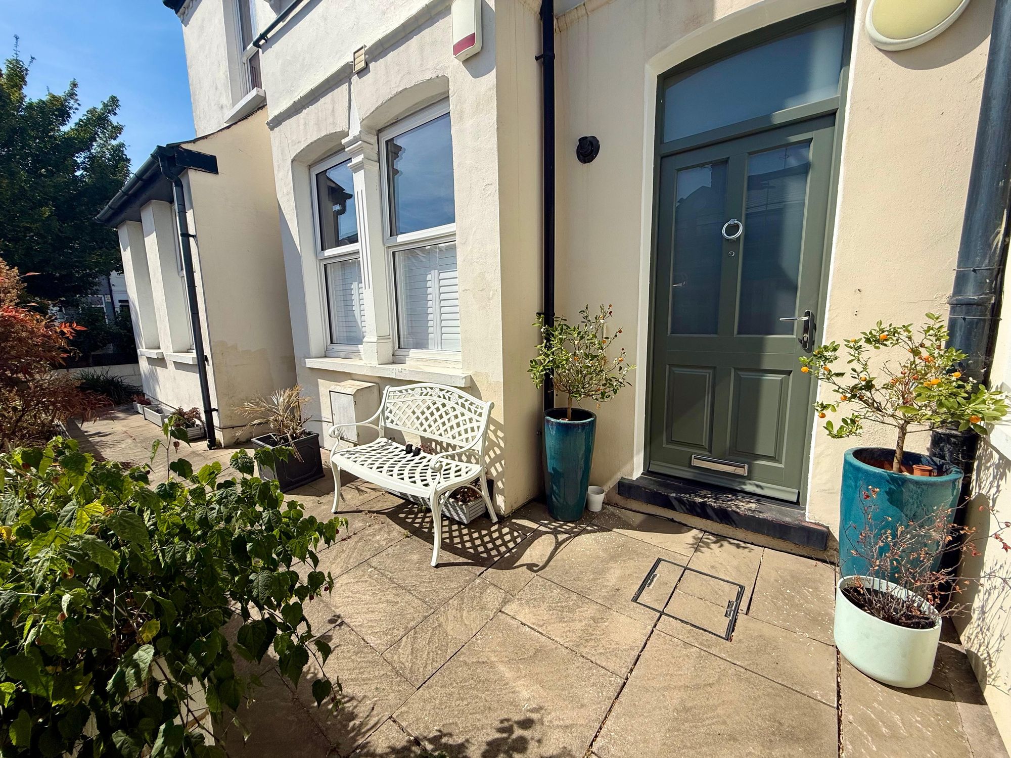 Flat Brookwood Road in Greater London