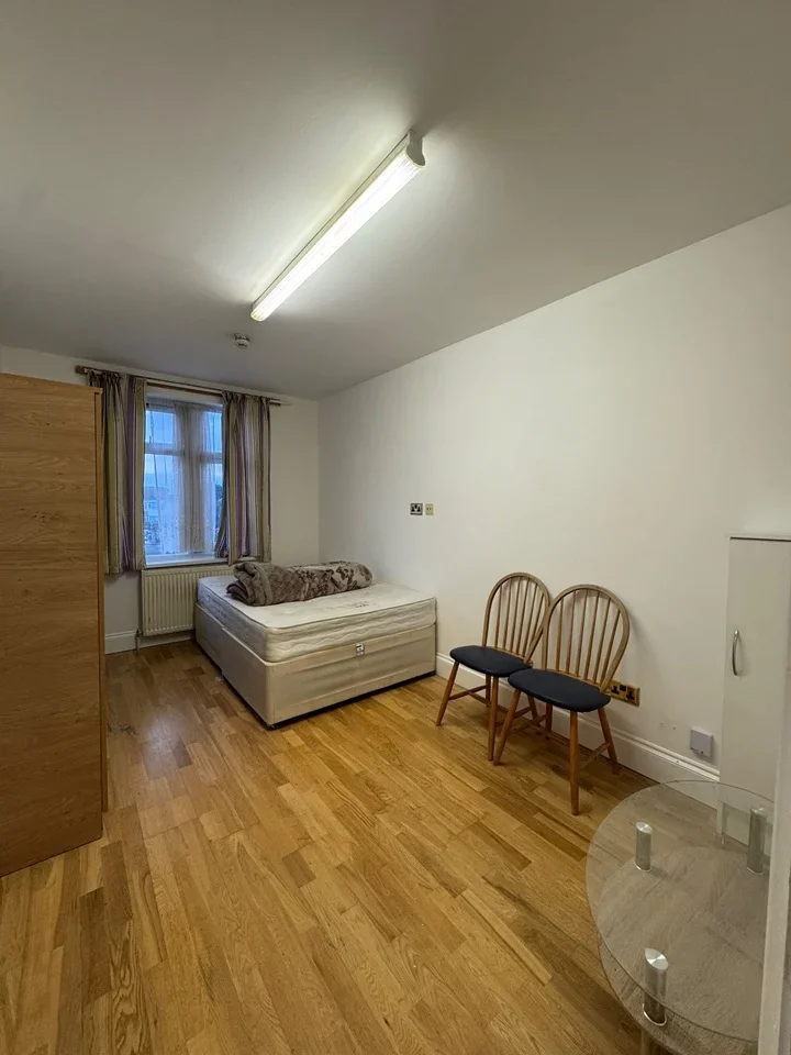 Flat Derley Road in Greater London