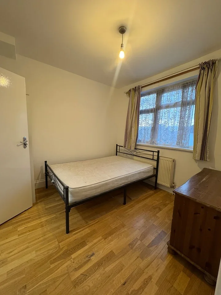 Flat Derley Road in Greater London