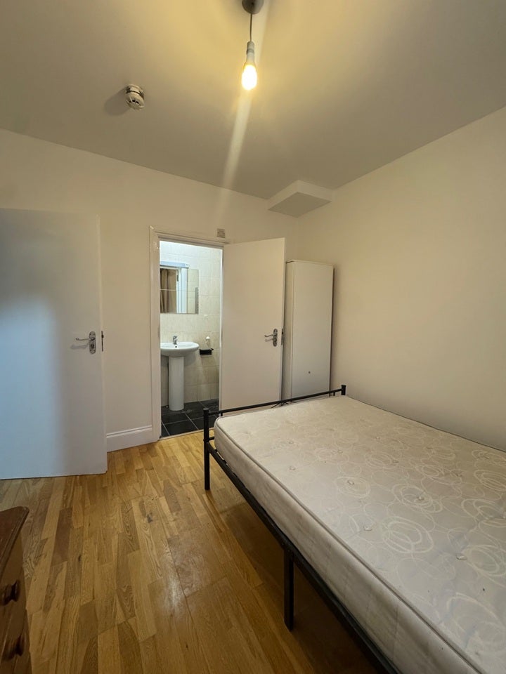 Flat Derley Road in Greater London