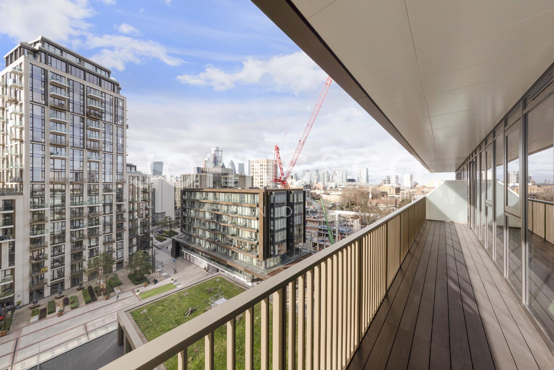 Flat Vaughan Way in Greater London