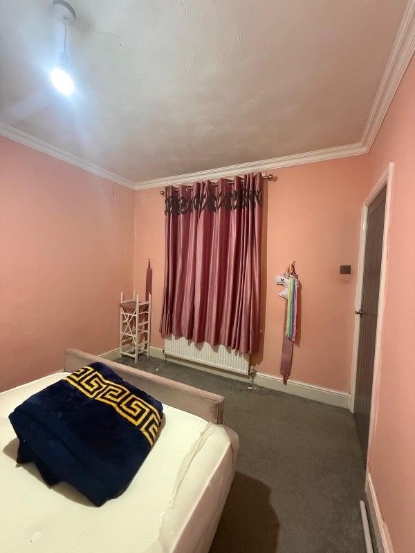 Room Shaftesbury Road in Luton